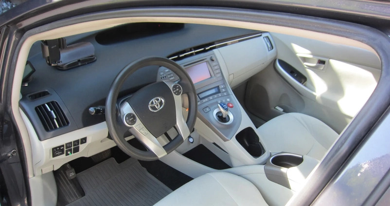 Toyota Prius cena 44000 przebieg: 250000, rok produkcji 2012 z Koszalin małe 106